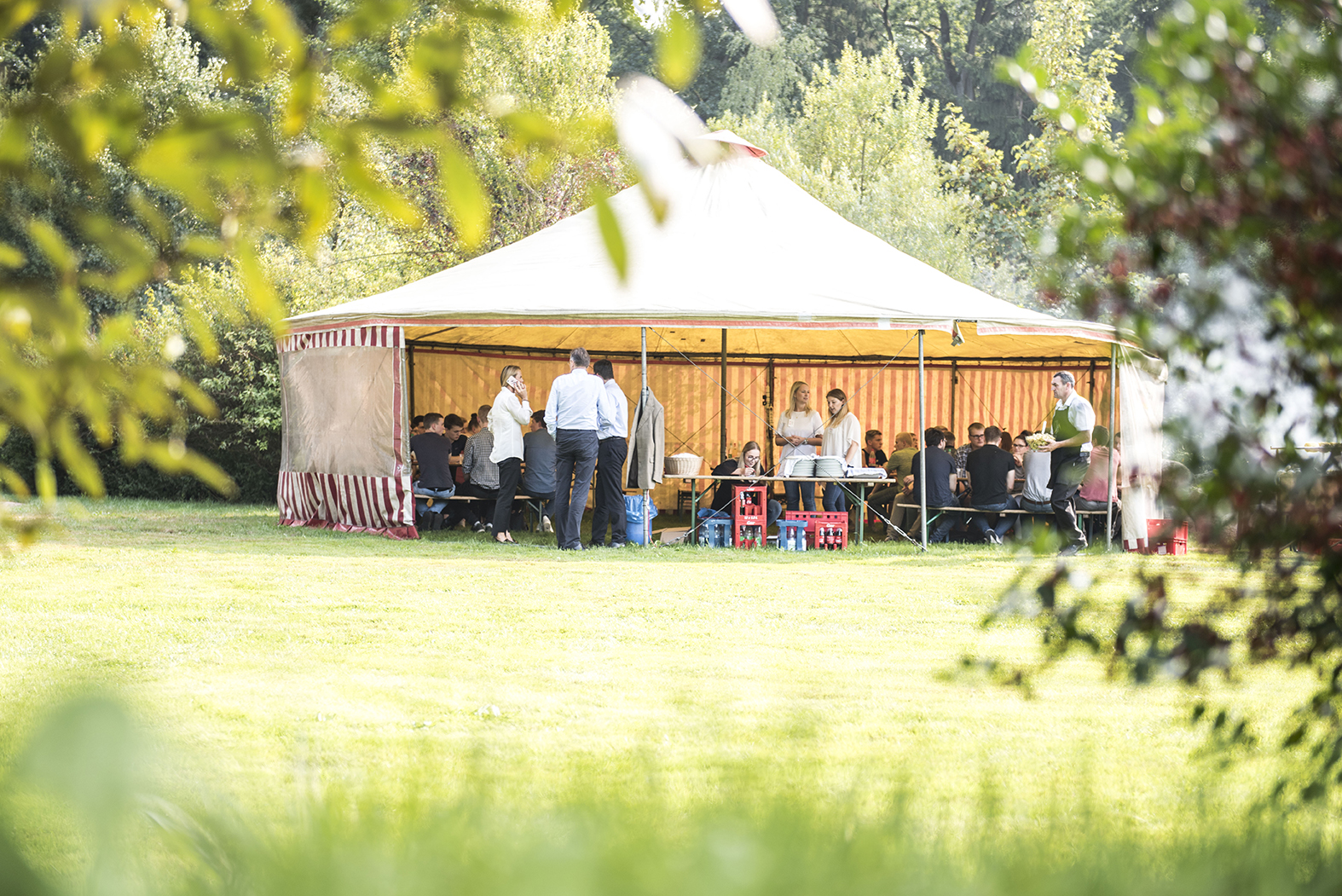 Leckerschmecker Azubi-Grillen im Zirkuszelt